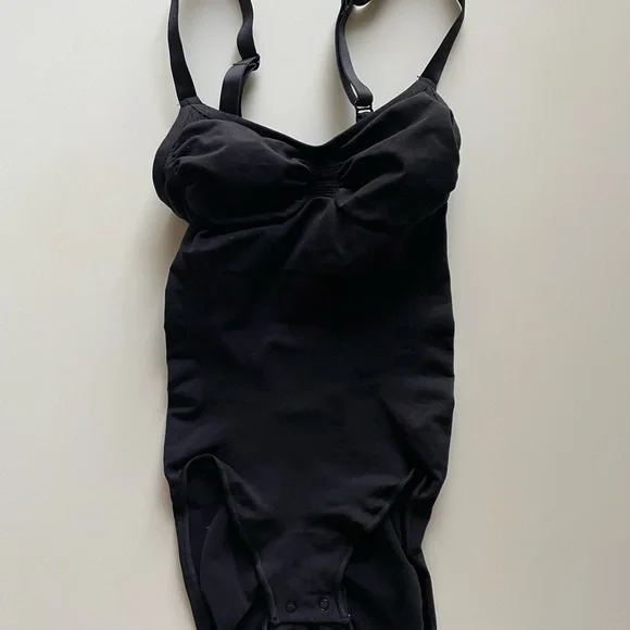 SKIMS NEW Black Sculpting Bodysuit!! - Picture 6 of 16